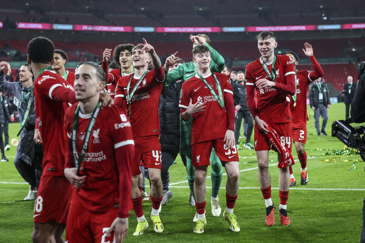 反败为胜引发热议！，莱万多夫斯基在巴塞罗那比赛中战术调整引发球迷热议