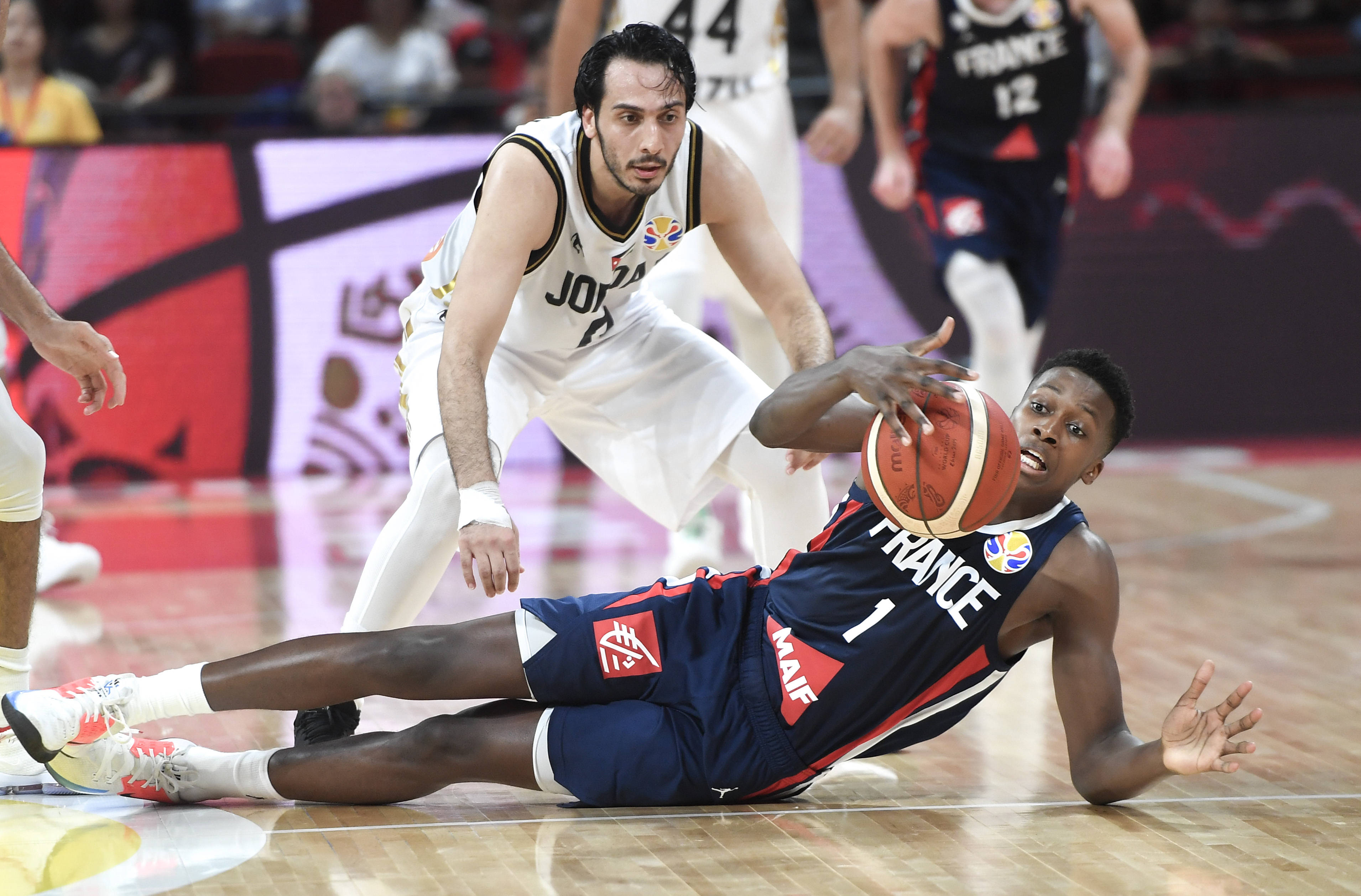 关于犹他爵士训练开放日，今夜单刀错失引欢呼，NBA季后赛在即，资深球员宣示担当的信息