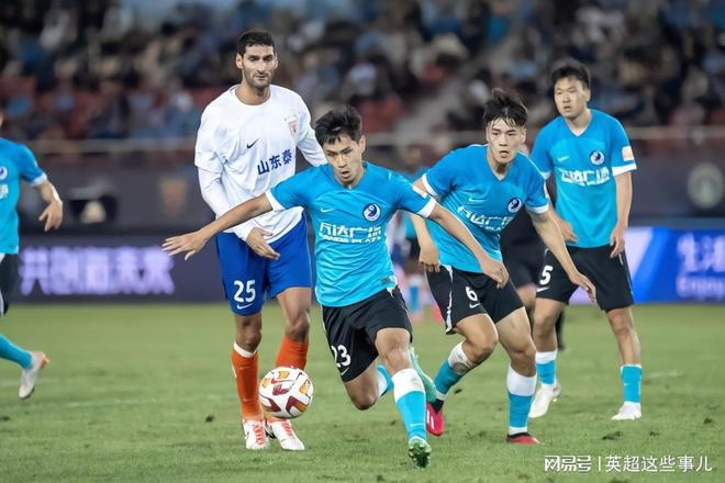 关于上海海港内部会议纪要流出：今晚防线松动，英超使命明确，轮换策略成焦点的信息